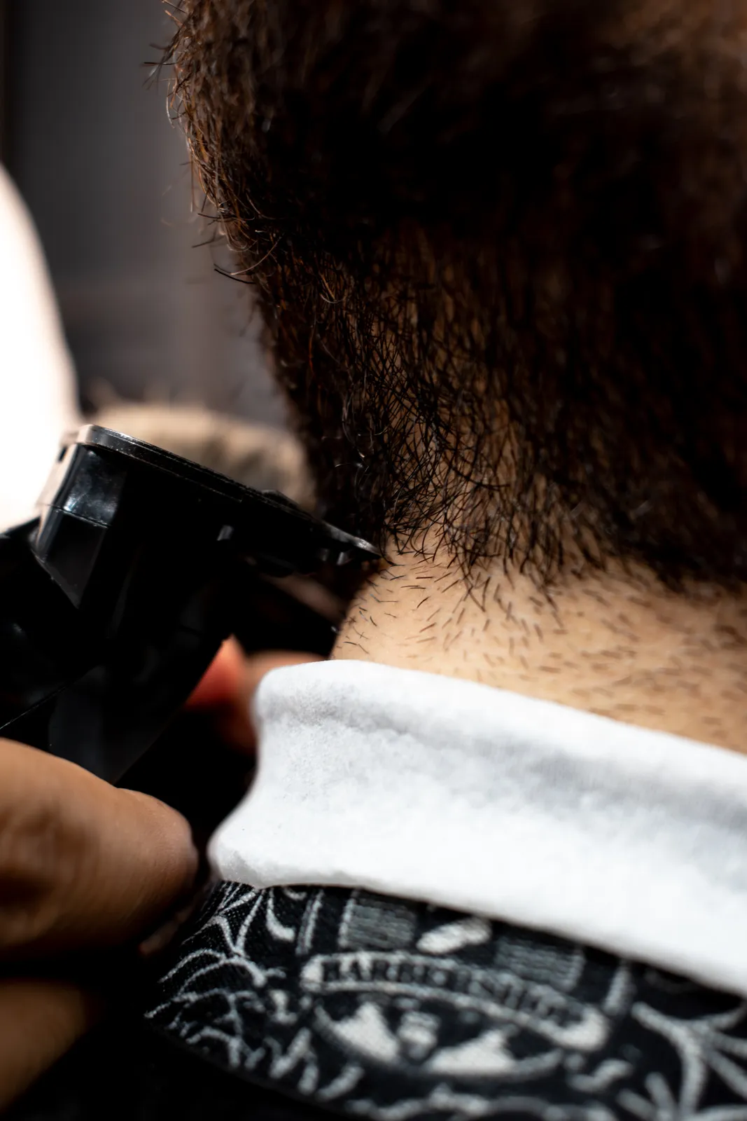 Detalle de máquina delineando la barba en una barbería