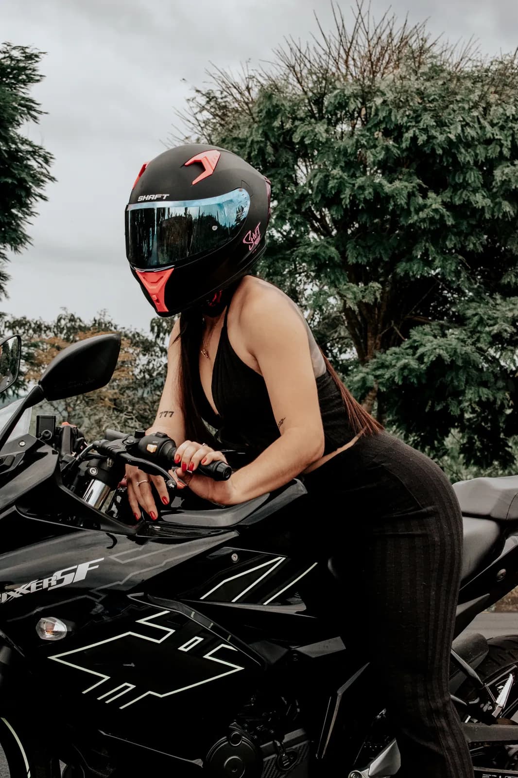 Retrato con casco sobre una moto deportiva en exterior