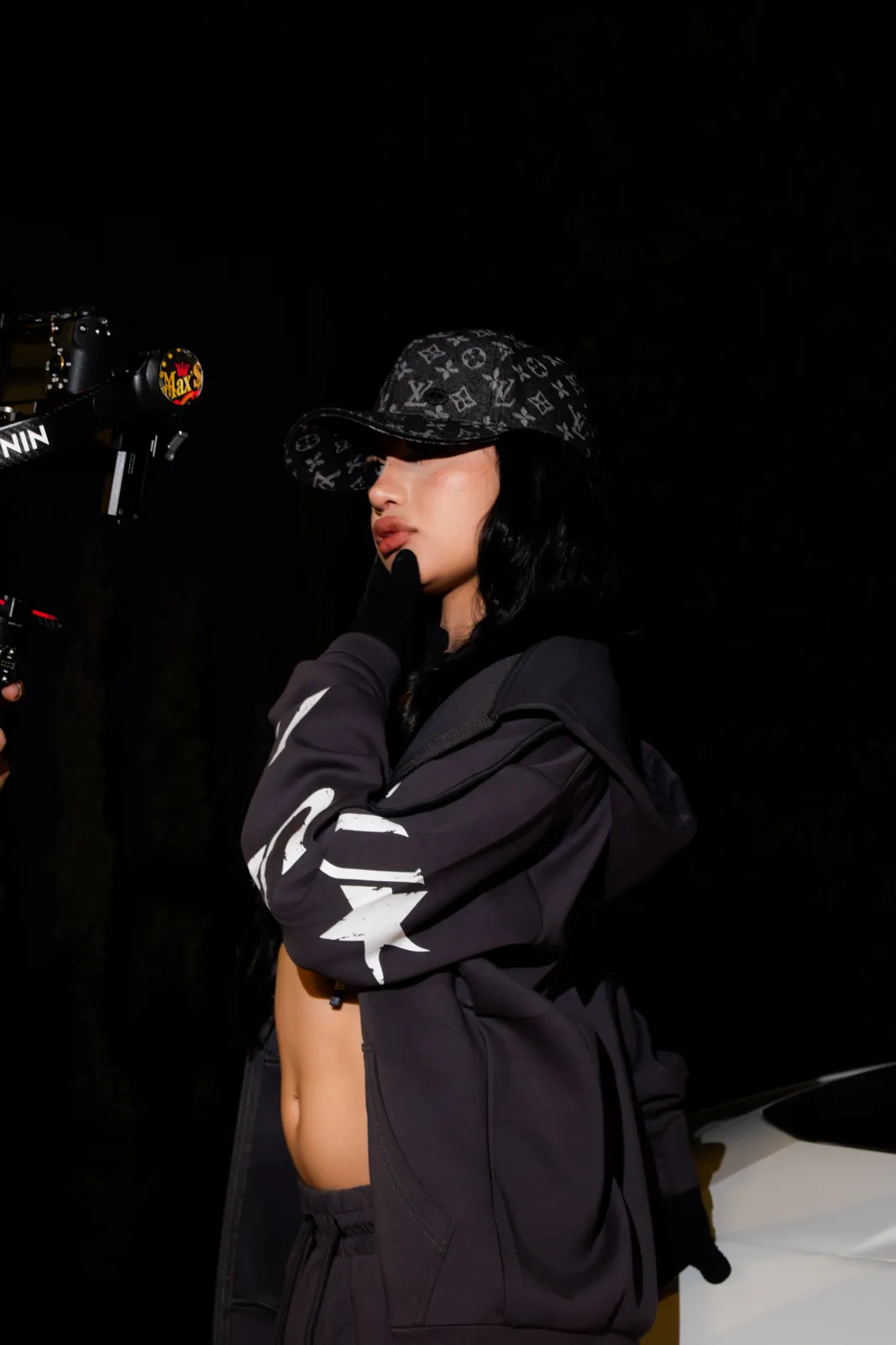 Mujer con gorra posando de perfil en sesión urbana nocturna